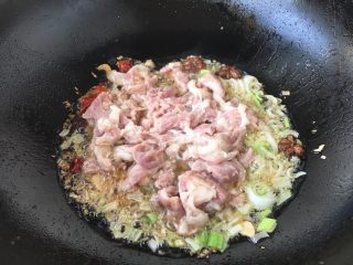 老天津卫三鲜打卤面,改中火，放入腌制好的肉片（别马上翻炒）。