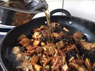 老天津卫三鲜打卤面,倒入香菇水和清水（高汤），水的量没过锅里食材约2～3厘米，大火煮开，盖锅盖小火炖10分钟左右。