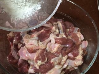 干煸香辣护心肉,腌制好的猪肉条里挑出那些调料不要，倒入20g的玉米淀粉拌匀