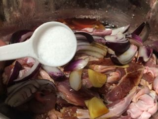 干煸香辣护心肉,加入5g盐拌均匀盖保鲜膜入冰箱冷藏腌制40分钟