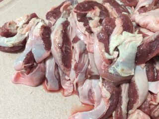 干煸香辣护心肉,泡好的猪肉切成细条状