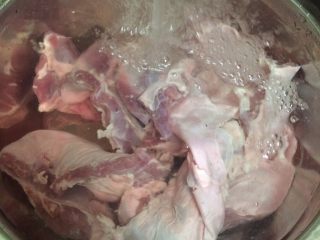干煸香辣护心肉,首先猪护心肉洗干净后在清水中浸泡1小时以上，泡去血水去腥，中途多换水