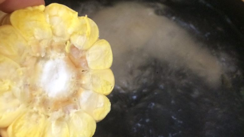 胡萝卜玉米炖鸡汤,放入玉米大火烧开后转最小火炖至30分钟