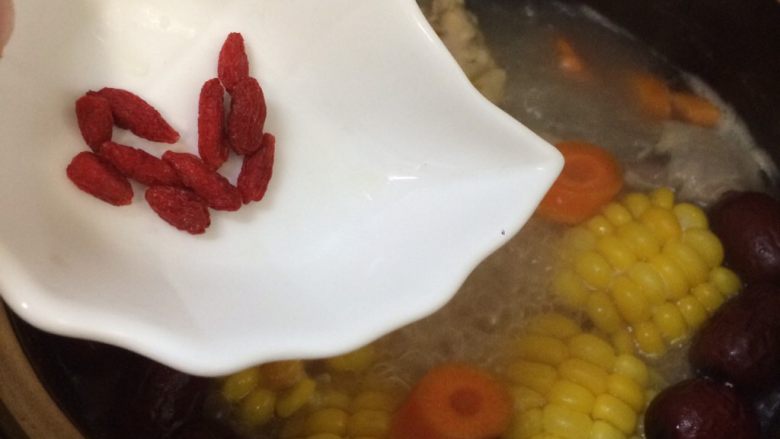 胡萝卜玉米炖鸡汤,加入枸杞继续炖至30分钟