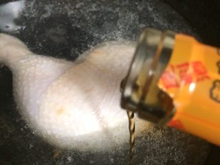 胡萝卜玉米炖鸡汤,倒入适量料酒去腥，焯水5分钟
