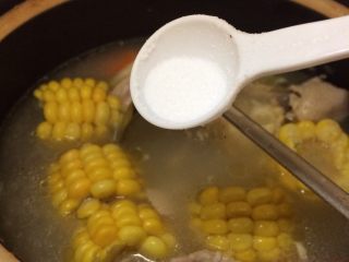 胡萝卜玉米炖鸡汤,起锅时撒入适量盐调味