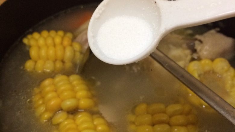 胡萝卜玉米炖鸡汤,起锅时撒入适量盐调味