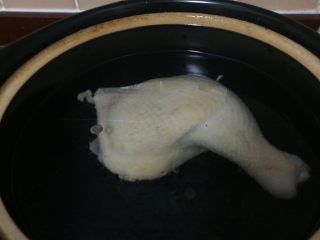 胡萝卜玉米炖鸡汤,锅中倒入适量清水，放入焯水过的鸡腿