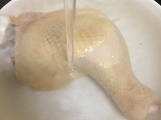 胡萝卜玉米炖鸡汤,焯水后的鸡腿放在温水中冲洗干净血沫