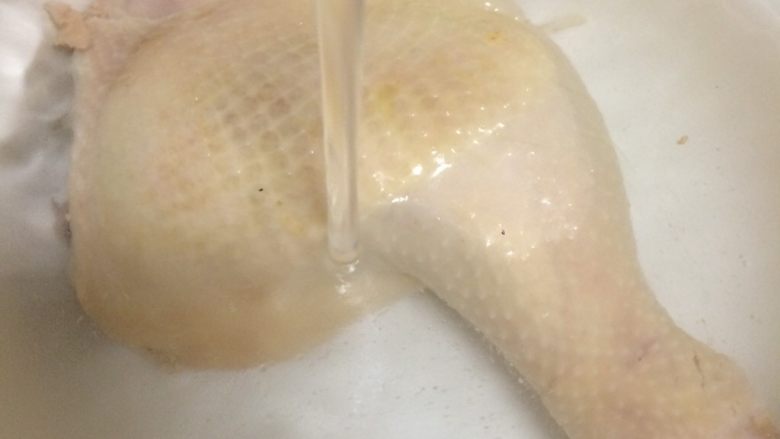 胡萝卜玉米炖鸡汤,焯水后的鸡腿放在温水中冲洗干净血沫
