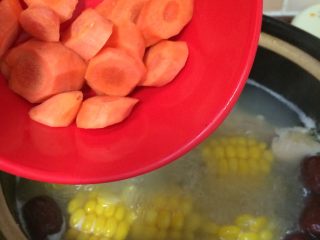 胡萝卜玉米炖鸡汤,加入胡萝卜继续炖30分钟