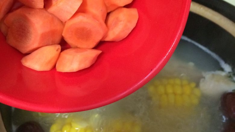 胡萝卜玉米炖鸡汤,加入胡萝卜继续炖30分钟