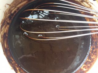 芋圆奇缘,接着就来制作烧仙草，先称25克的凉粉，加入75ml水用手动打蛋器搅拌均匀。