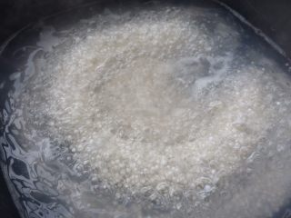 芋圆奇缘,再接着制作西米，锅中倒入适量的清水大火煮开，倒入西米煮5分钟能看到有白心。