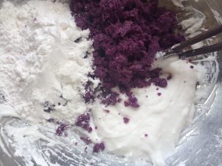 芋圆奇缘,然后加入剩余的60克木薯粉和170克的紫薯揉匀揉至面团表面光滑，其它口味也是一样做法，以此类推。