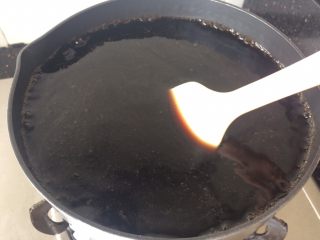 芋圆奇缘,锅中放入剩余的550ml的水，大火煮开转小火，然后慢慢倒入第9步烧仙草的液体，一边倒入一边快速搅拌，然后再开大火煮开即可。