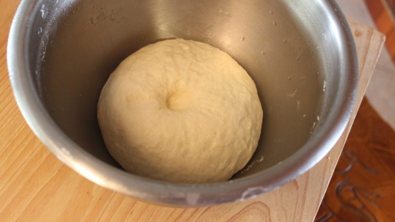 红豆饼在家做,发酵好的面团。