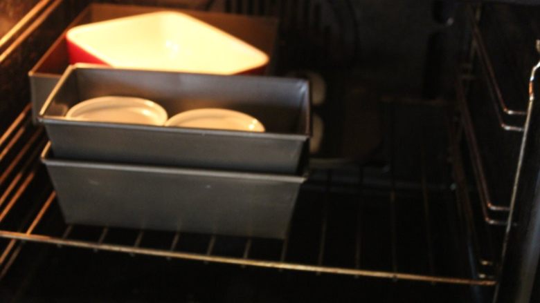 红豆饼在家做,预热好烤箱，以200℃烤15分钟。