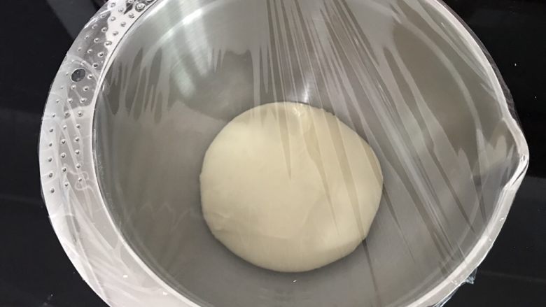 日式面包卷,面团从面包机取出，团成团，放入干净的盆里准备一发
中种法可以放入冰箱冷藏10小时左右，发至两倍大