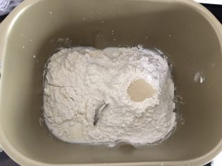 日式面包卷,将除黄油外的所有材料按由湿到干的顺序加入面包桶，盐和酵母不要一起放，启动一个揉面程序（23分钟）