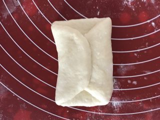 日式面包卷,左右两边像中间对折
