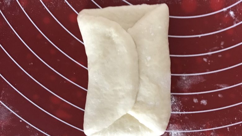 日式面包卷,左右两边像中间对折