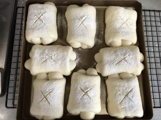日式面包卷,烤箱上下火180度预热
发酵好的面包筛上一层高粉，用锋利的刀片割出花纹