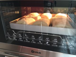 日式面包卷,放入烤箱中下层，上下火180度烤15-20分钟
上色后可以加盖锡纸，以免上色过深