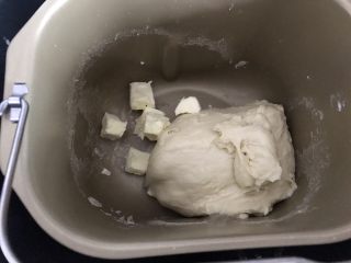 日式面包卷,加入黄油，继续揉一个揉面程序。