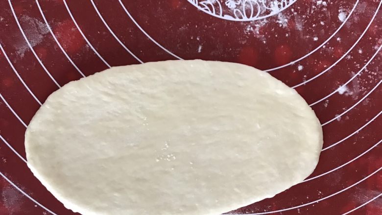 日式面包卷,取一个醒发好的面团擀成长舌状