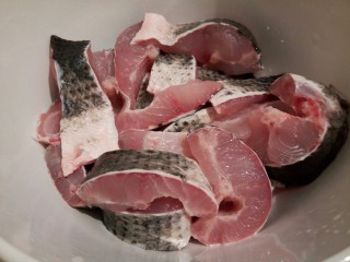 麻辣鲜香黑鱼块,黑鱼一条，（鱼头可以拿来炖汤）鱼肉是550克