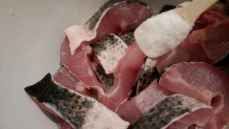 麻辣鲜香黑鱼块,黑鱼是商家帮忙处理切小块的，回家洗干净就可以腌制，加盐一勺