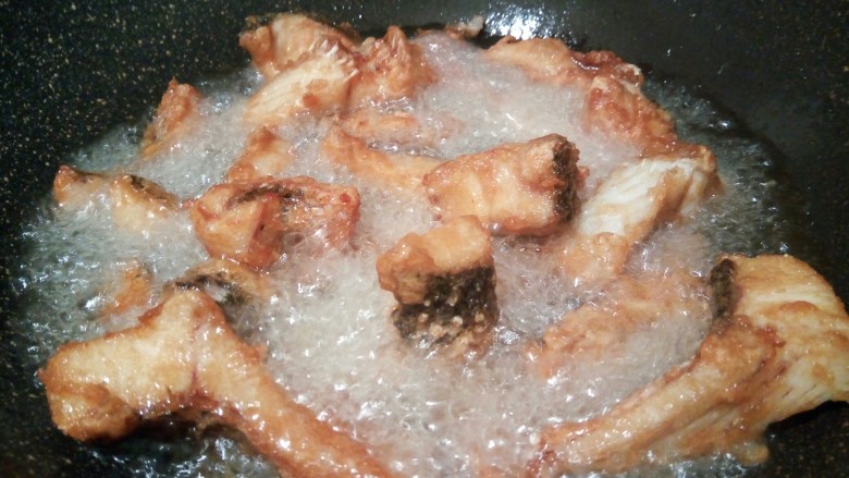 麻辣鲜香黑鱼块,全部油炸好，再放入锅里复炸一次，保证鱼块吃起来酥的口感