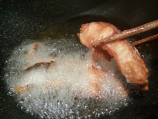 麻辣鲜香黑鱼块,炸至鱼块表面酥，就可以（鱼肉很容易熟透）盛盘