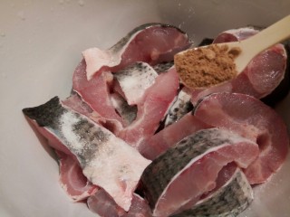 麻辣鲜香黑鱼块,十三香一勺，腌制的时候都喜欢放一点提香