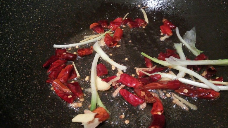 麻辣鲜香黑鱼块,锅里留一点底油，炒香干辣椒，花椒，葱段，