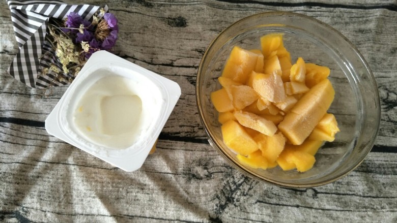 #网红甜点DIY家庭手做#芒果花思慕雪碗,准备一盒浓稠酸奶