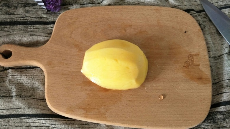 #网红甜点DIY家庭手做#芒果花思慕雪碗,取一半削皮的芒果