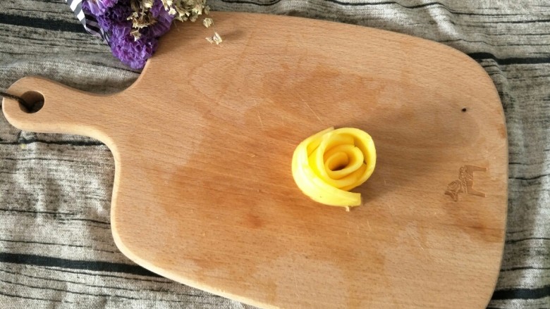 #网红甜点DIY家庭手做#芒果花思慕雪碗,将芒果片卷起来，变成一朵芒果花。