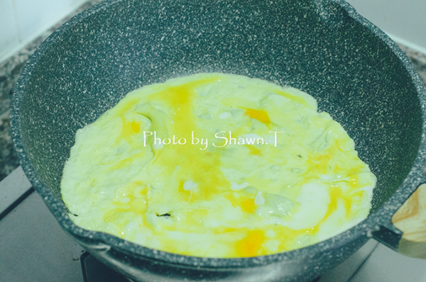 日式春雨沙拉,用平底锅煎薄薄的一层蛋皮