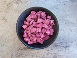 紫薯奶香发糕,紫薯去皮切成小块儿