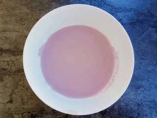 紫薯奶香发糕,打好后倒入碗中
