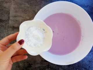 紫薯奶香发糕,白糖也倒入牛奶中
