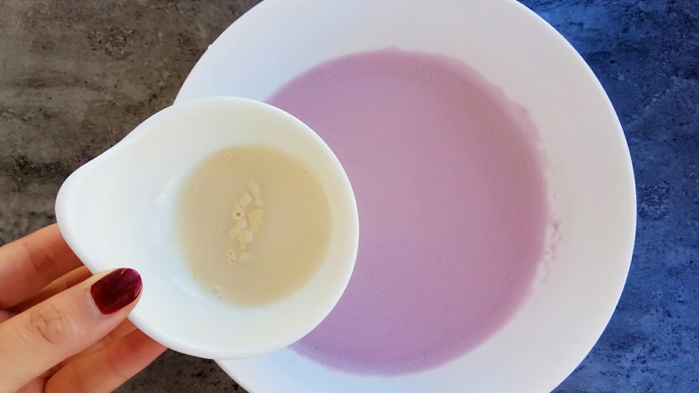 紫薯奶香发糕,化开的酵母水倒入紫薯牛奶中