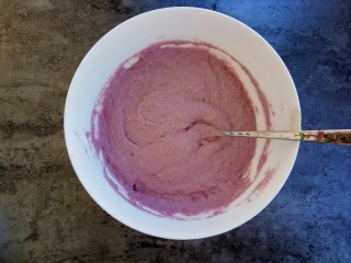 紫薯奶香发糕,搅拌成这种粘稠的糊状