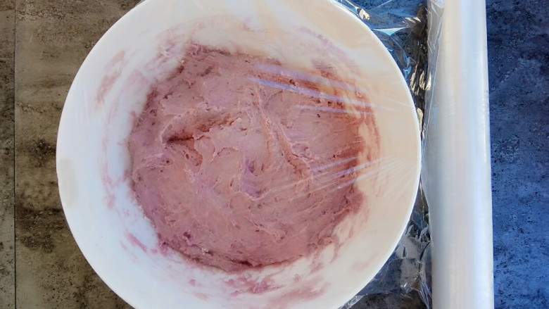 紫薯奶香发糕,盖上保鲜膜放在温暖的地方进行发酵