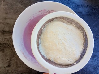 紫薯奶香发糕,再筛入面粉