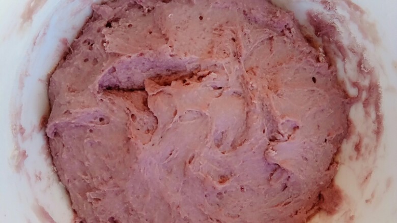 紫薯奶香发糕,大约发酵2小时，是原来的两倍大小