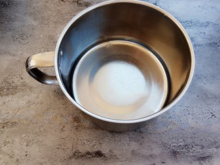 紫薯奶香发糕,准备好一个模具，这个是6寸大的碗，在碗底抹上一层薄薄的油