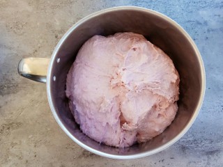 紫薯奶香发糕,把发酵好的面团放在盆中
